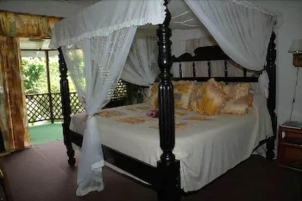 Hummingbird Beach Resort (Mamin)